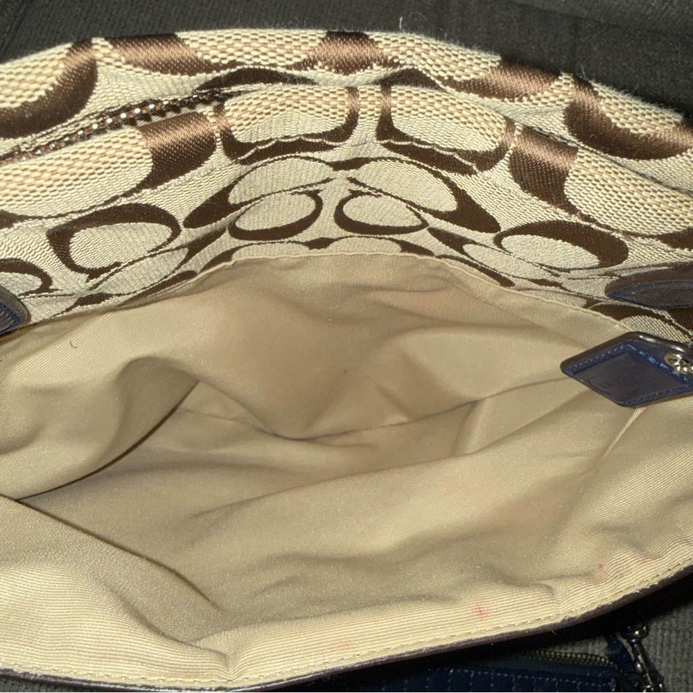 COACH Signature tan and navy blue medium tote with patent leather navy wristlet - Picture 11 of 16